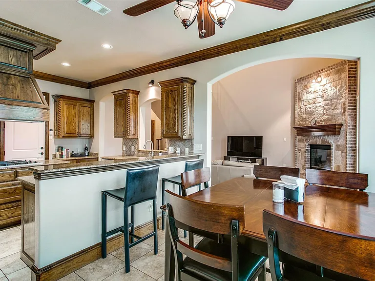 1805 Castle Ct — Photo 9