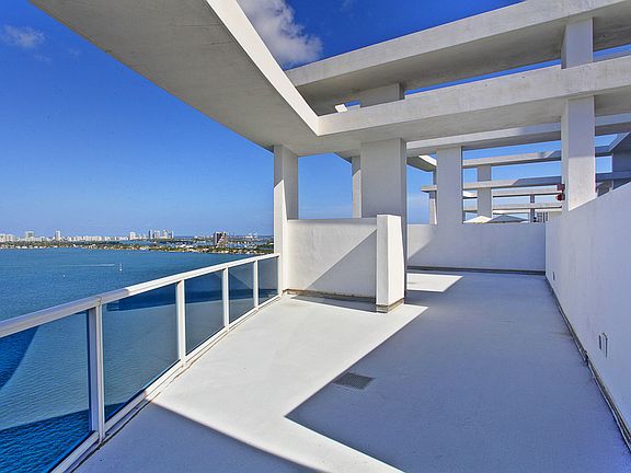 4th image of 725 NE 22nd St #Penthouse 3f
