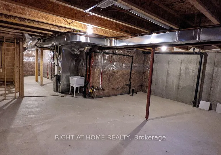686 Laking Ter — Photo 26