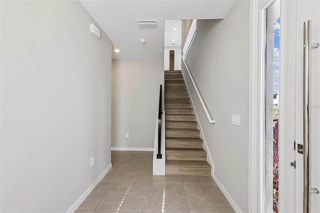 3 bed, 3.0 bath, 1807 sqft, $4,095 — Photo 2
