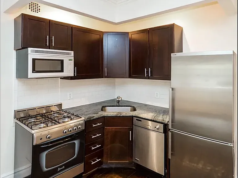 340 E 81st St #2D — Photo 2