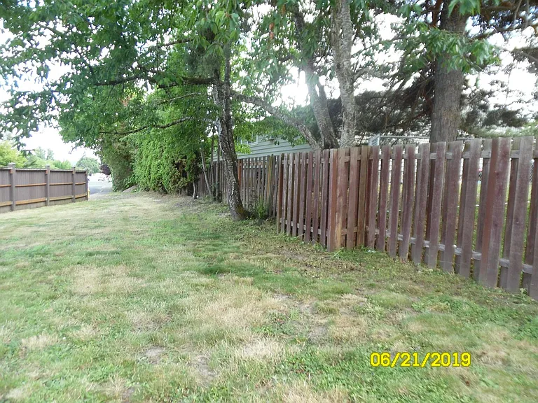 325 Cypress — Photo 19