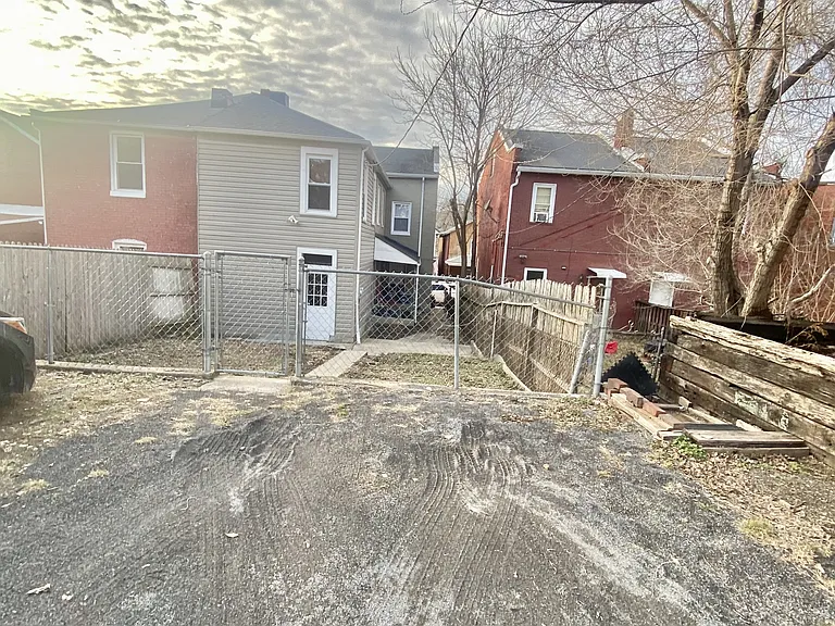 652 Elm St — Photo 11