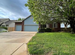 2207 E Sommerhauser Cir, Derby, KS 67037