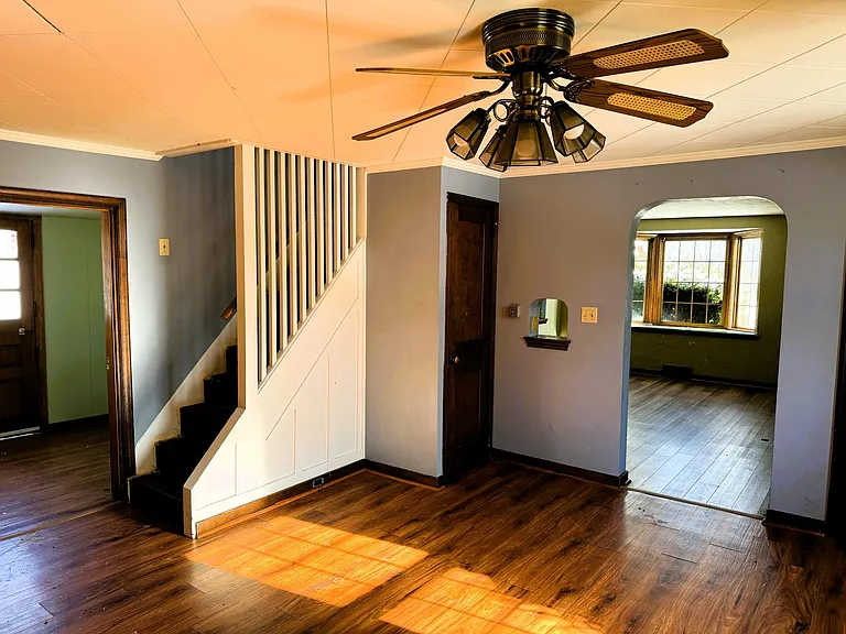 915 Perry Hwy — Photo 36