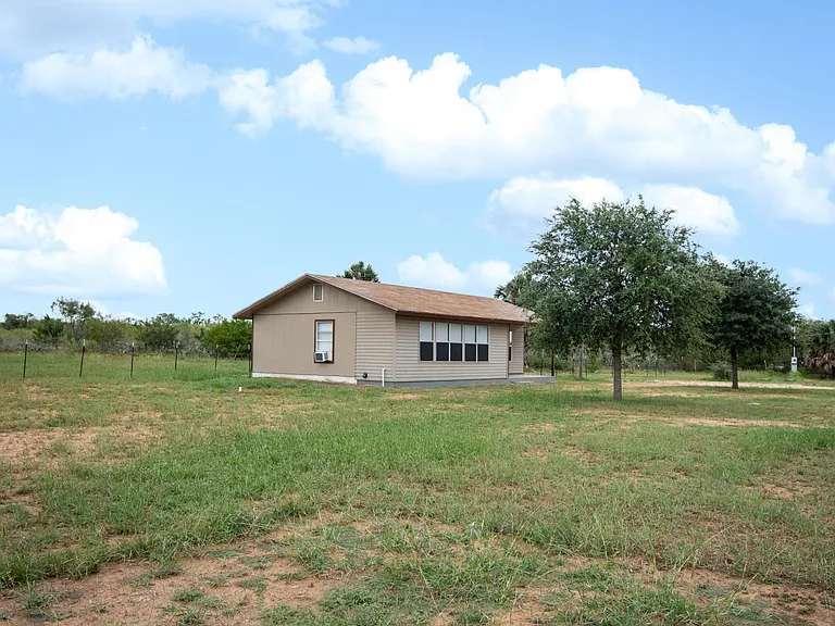 12525 N Interstate Highway 35 — Photo 19