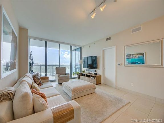 2nd image of 601 NE 36th St APT 1706