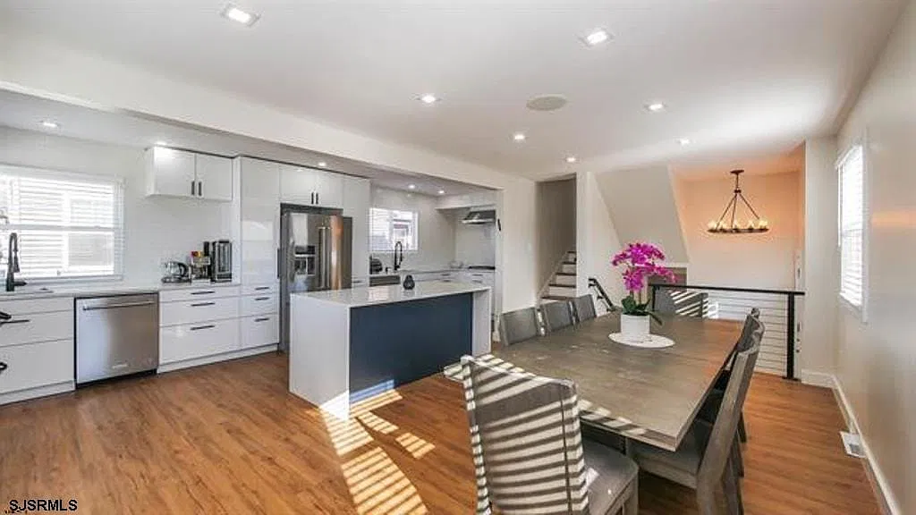4 bed, 2.5 bath, 2400 sqft, $4,500 — Photo 3