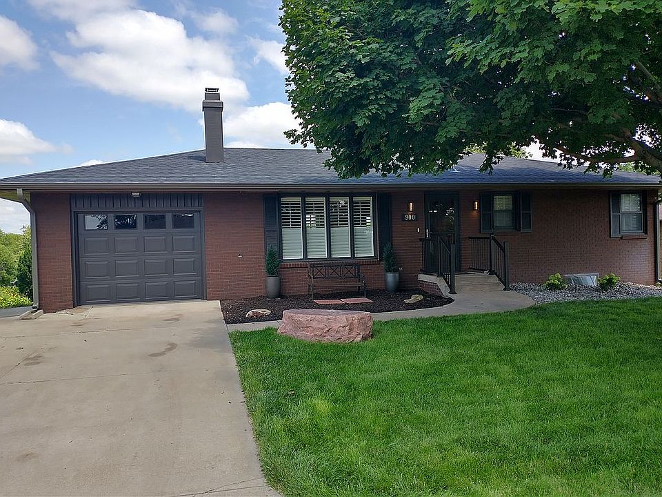 1st image of 900 Parker Dr