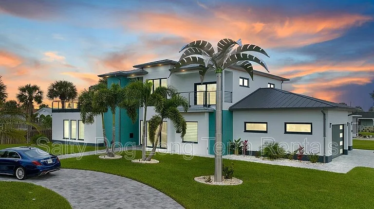 3001 John Anderson Dr — Photo 1