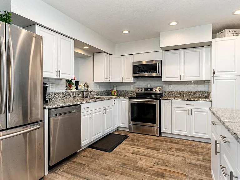 1052 Pine Tree Dr — Photo 5