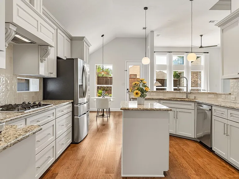8405 Saint Clair Dr — Photo 10