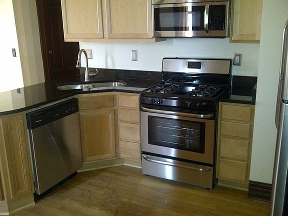 5th image of 1009 N Washtenaw Ave #1S