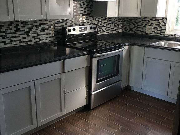 3rd image of 805 W Superior St