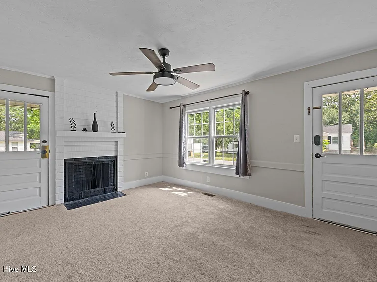 2402 Oaks Rd — Photo 6