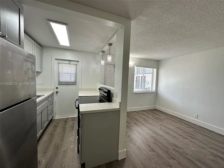 2325 Arthur St #6 — Photo 6