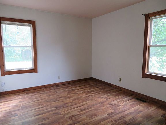 5th image of 215 Jane Ct