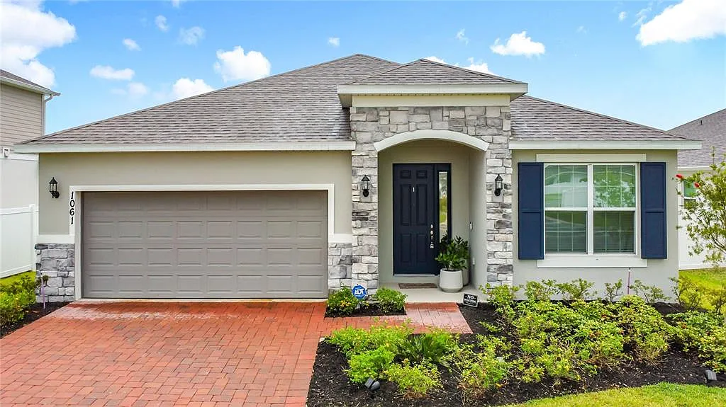 4 bed, 2.0 bath, 2121 sqft, $3,200 — Photo 1