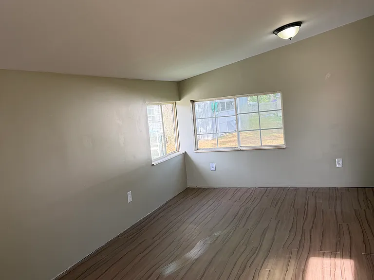 203 E North St — Photo 11