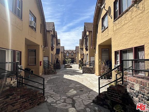 5th image of 1002 N Mariposa Ave