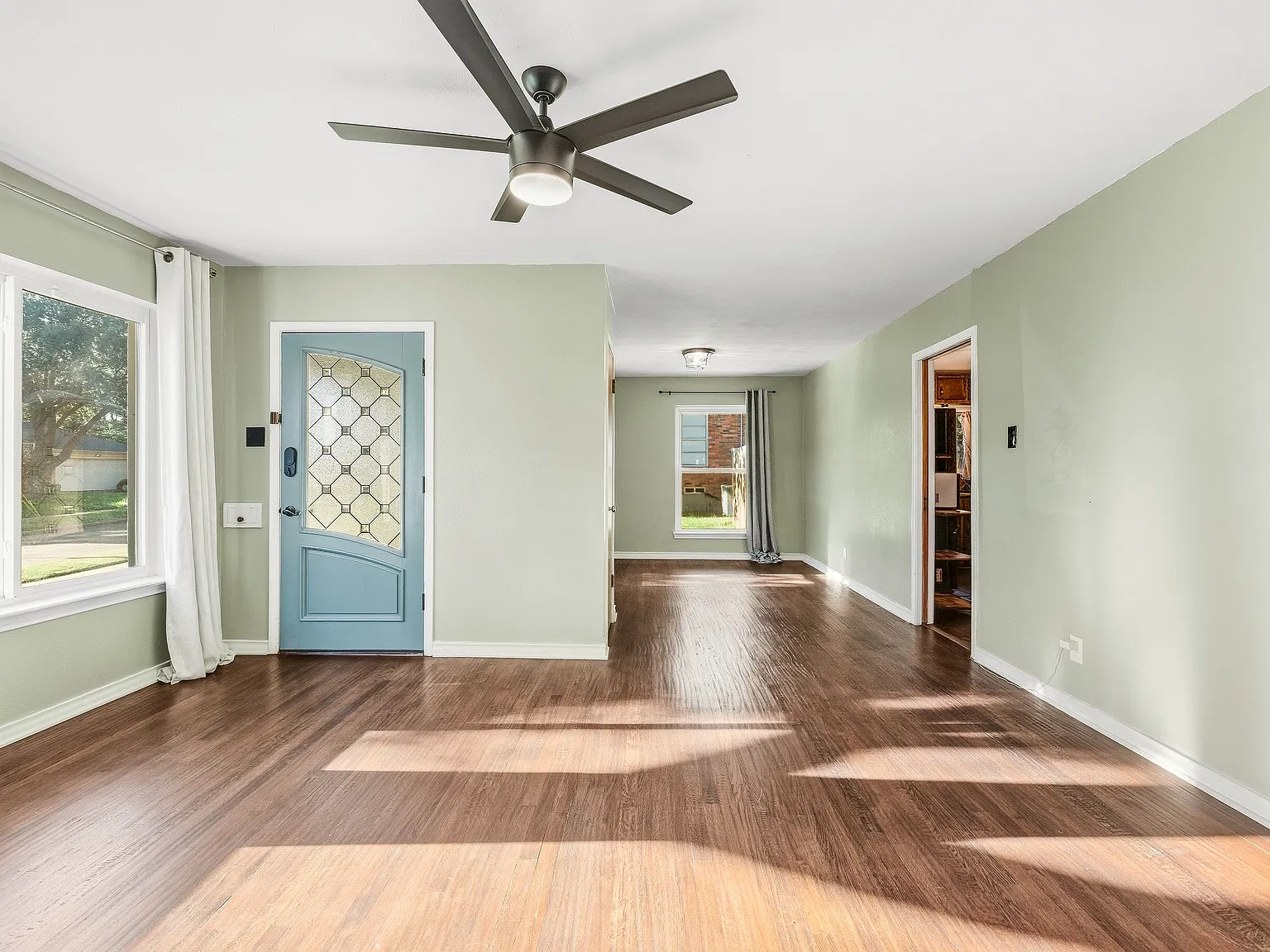 3 bed, 2020 sqft, $3,800 — Photo 2