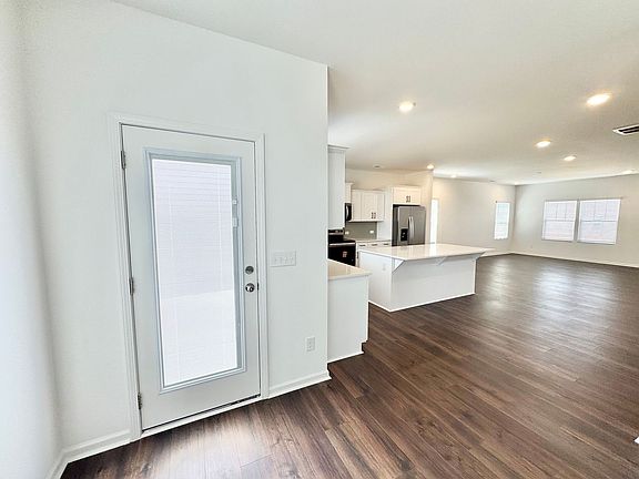 4th image of 215 Ocelot Ln
