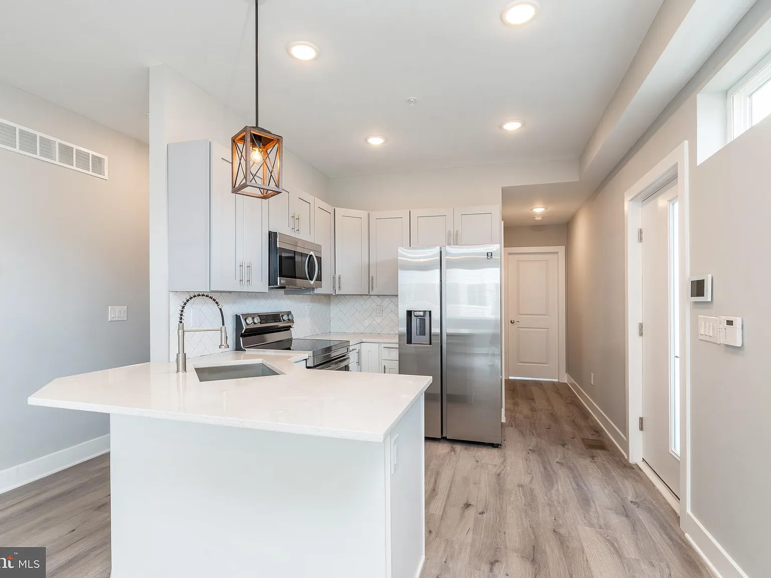 3 bed, $1,800 — Photo 2