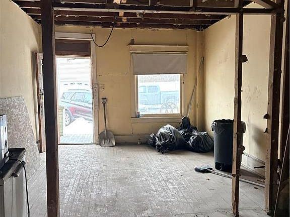 3rd image of 215 E Ridge St