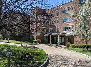 20 Chapel Pl #1D, Great Neck, NY 11021