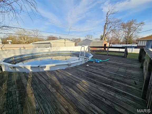 5th image of 143 Reno Ave