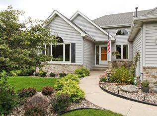 1149 Ridge Bluff Ct, Chaska, MN 55318