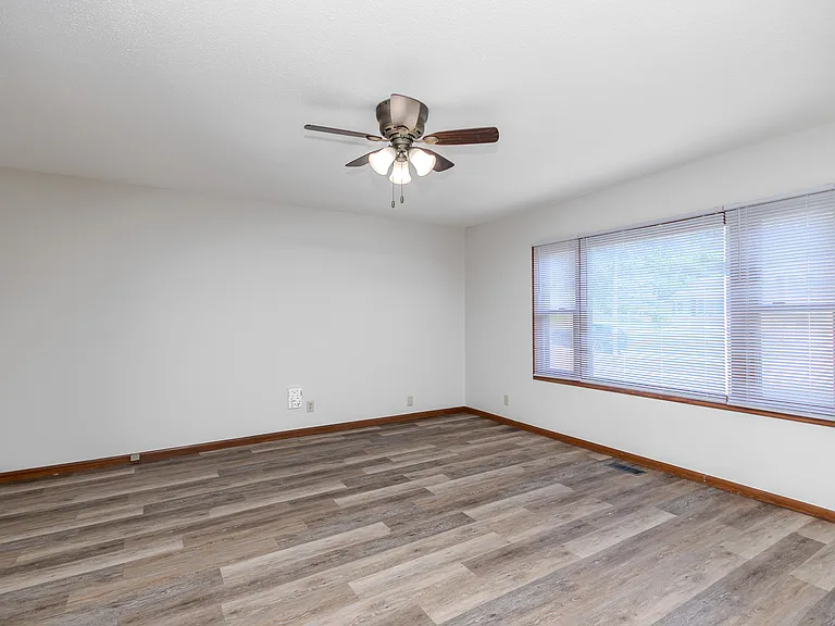 4363 Medina Dr — Photo 7
