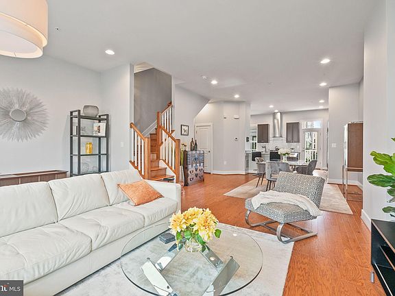 5th image of 609 E Alexandria Ave