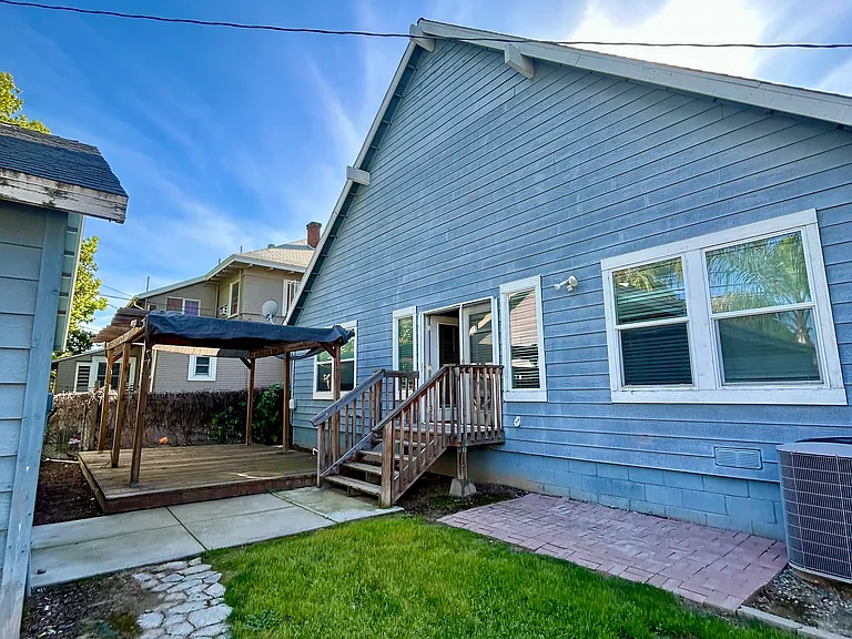 240 N Van Ness Ave — Photo 24