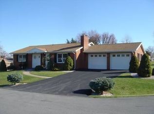 17601 Meadowood Dr, Hagerstown, MD