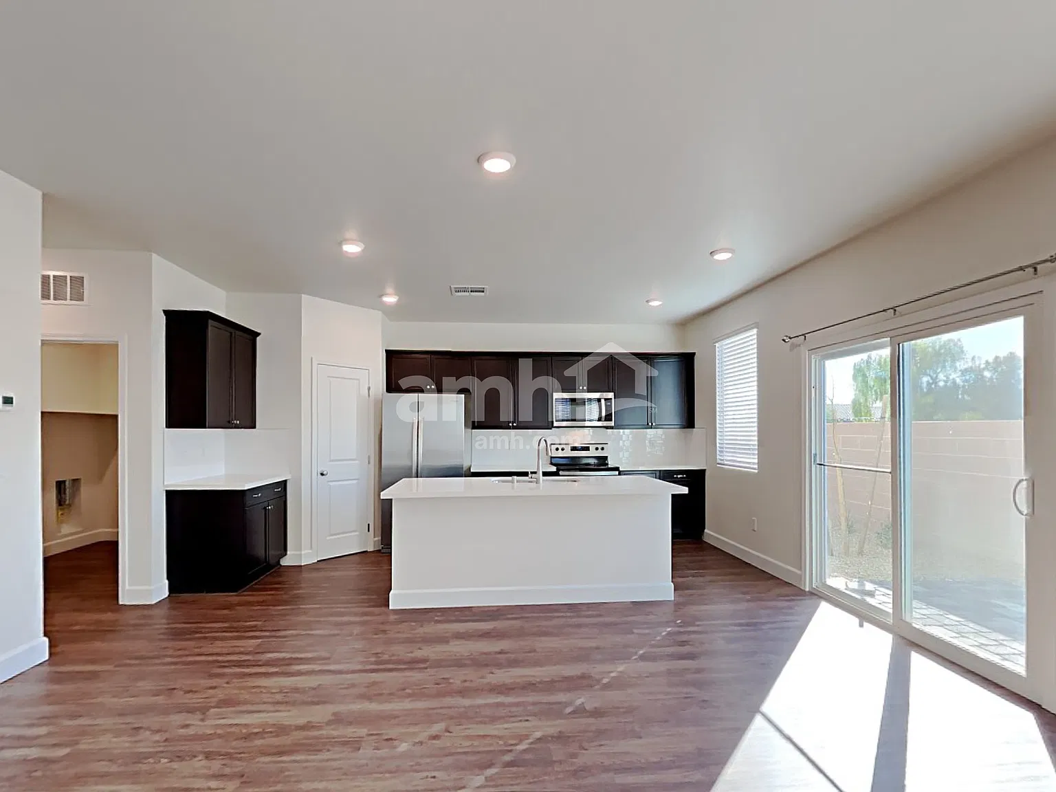 3 bed, 2.5 bath, 1885 sqft, $2,270 — Photo 4