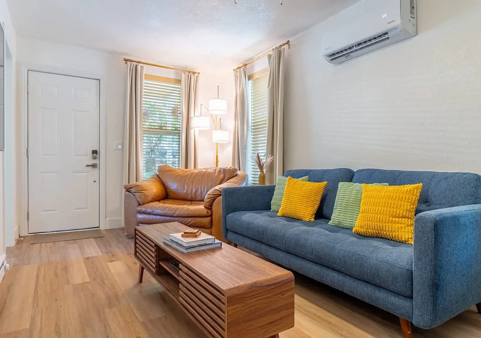 Charming Boho 2BR Midtown - Fenced Yard for Pets — Photo 3