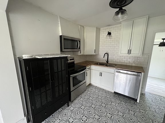 3rd image of 459 Circle Dr