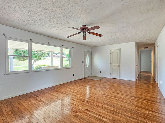 3rd image of 35 Debbie Dr
