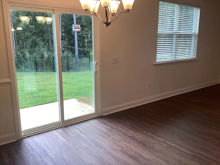 601 E Lionel Rd — Photo 5