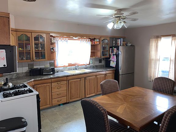 4th image of 737 Plasman Ave