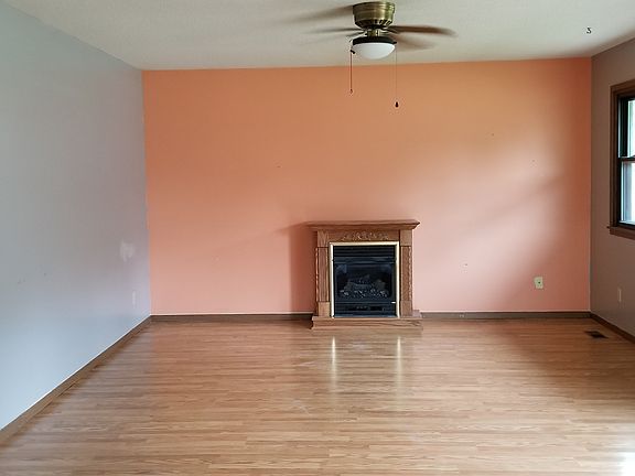 Family Room w/Fireplace