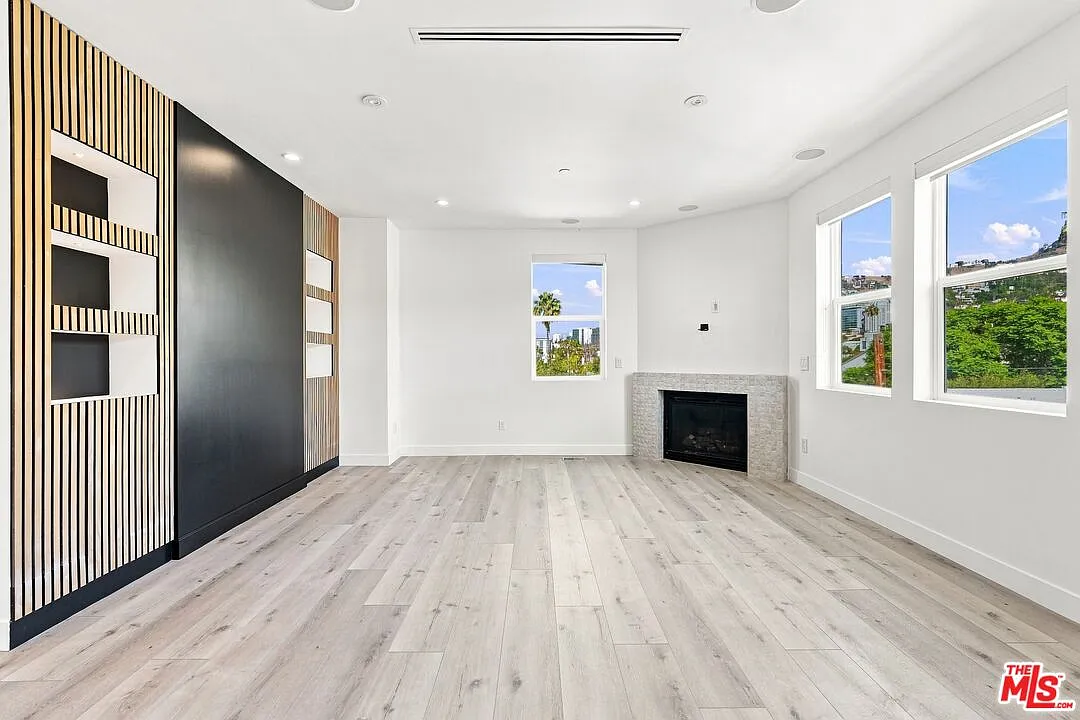 2 bed, 2.5 bath, 1520 sqft, $8,800 — Photo 3