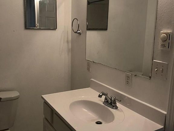 3rd image of 820 B St SE
