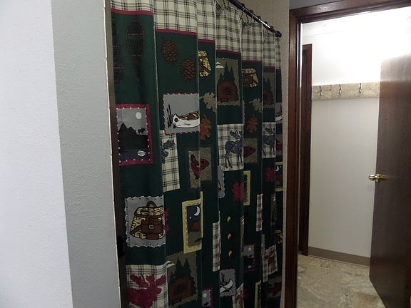 Bathtub/shower area