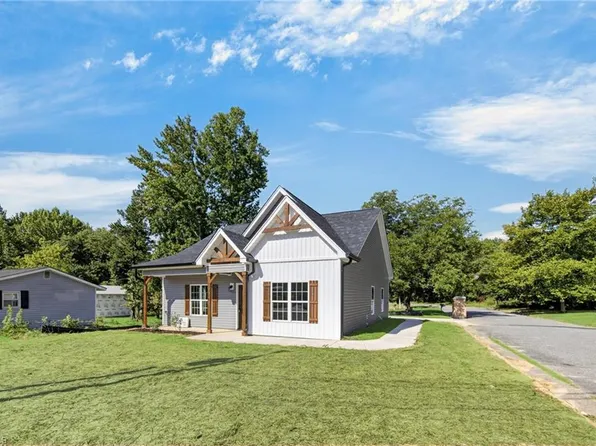 1726 Foust Rd, Greensboro, NC 27405