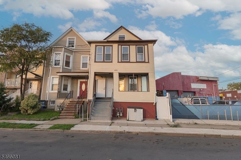 1st image of 658 Magnolia Ave