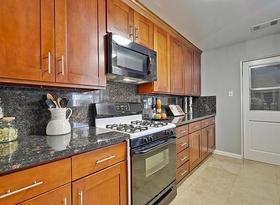 2nd image of 3153 Cabrillo Ave