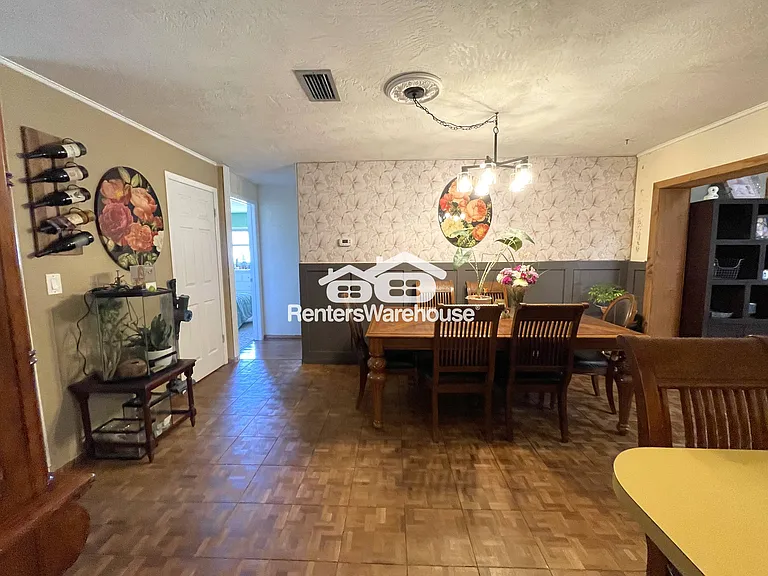 802 Embassy Rd — Photo 10