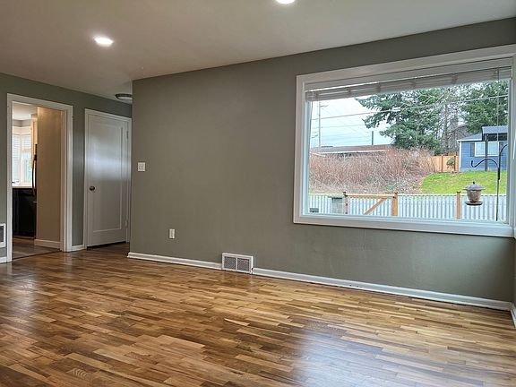 5th image of 3308 Louise St W